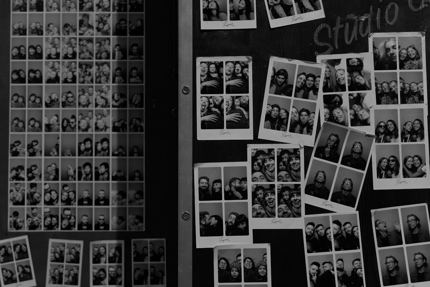 Des bandes de photomaton recouvrent un mur en collage.