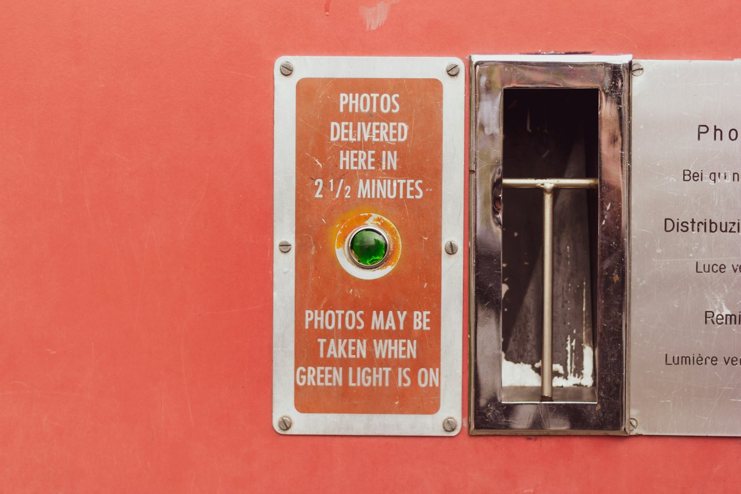 Panneau vintage de photomaton avec instructions et lumière scintillante.