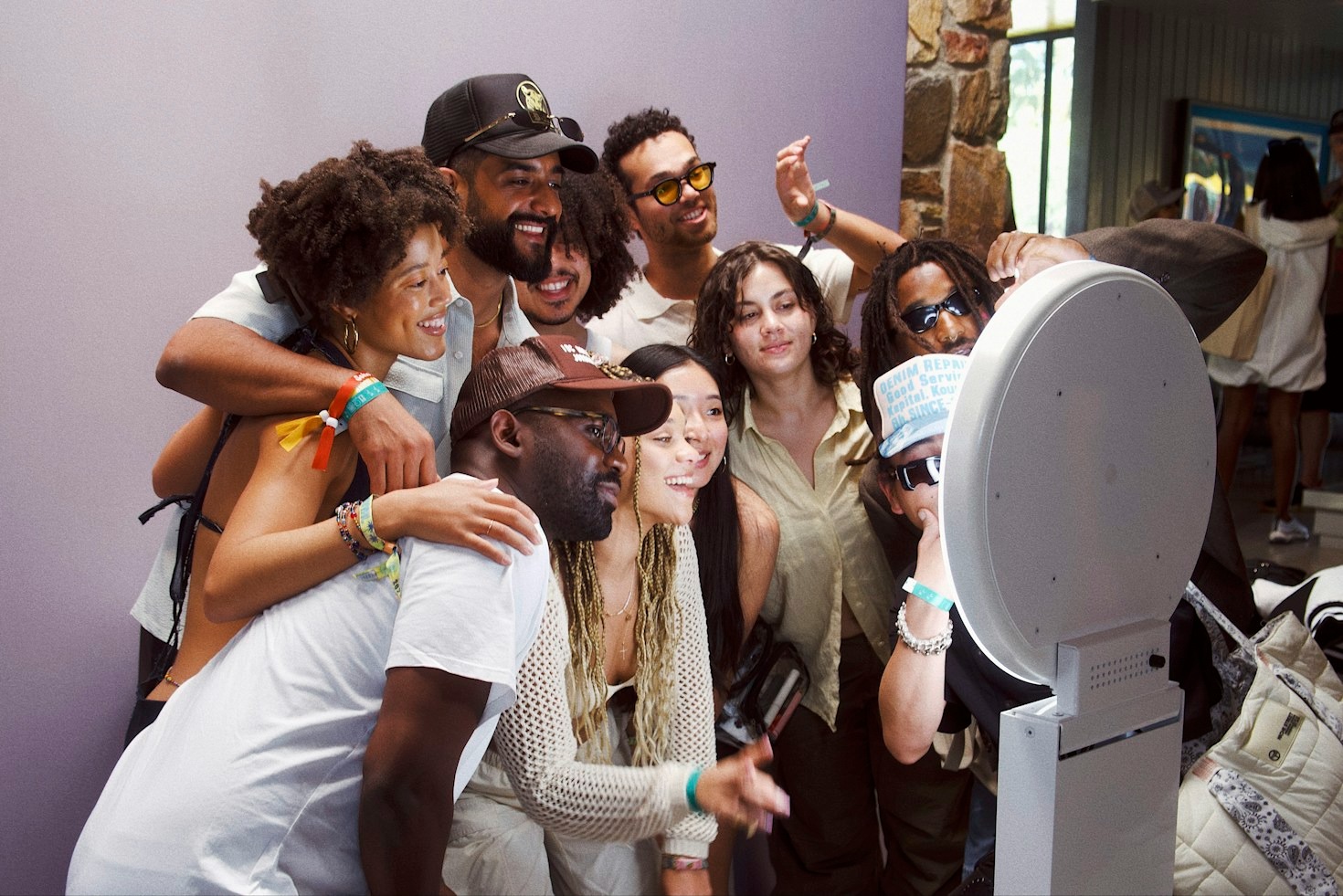 Comment le photobooth dynamise vos soirées d&rsquo;entreprise en Mayenne